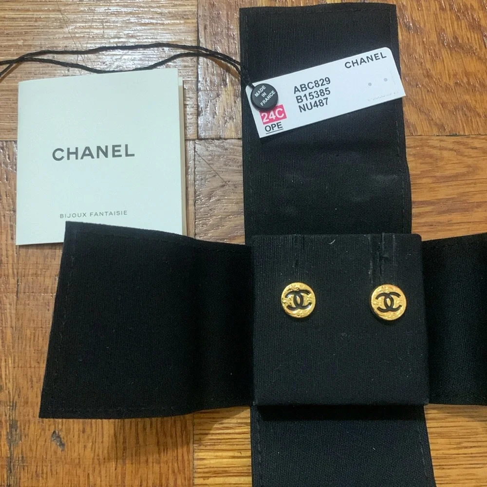 Chanel Gold Circle Stud Earrings - Picture 3 of 5